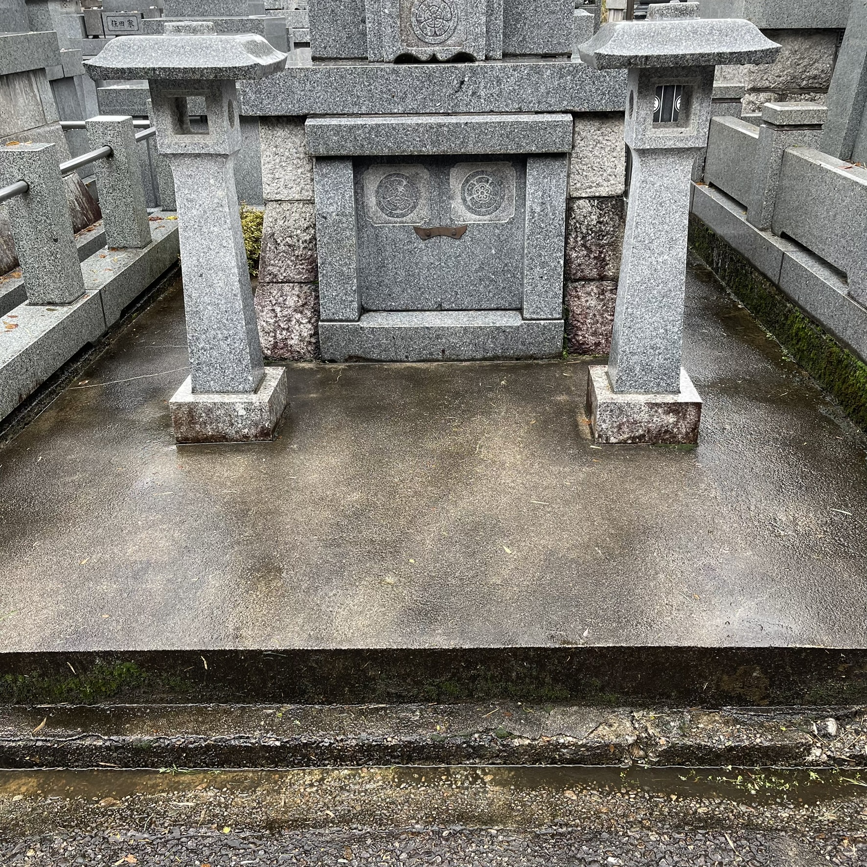 お墓の清掃作業